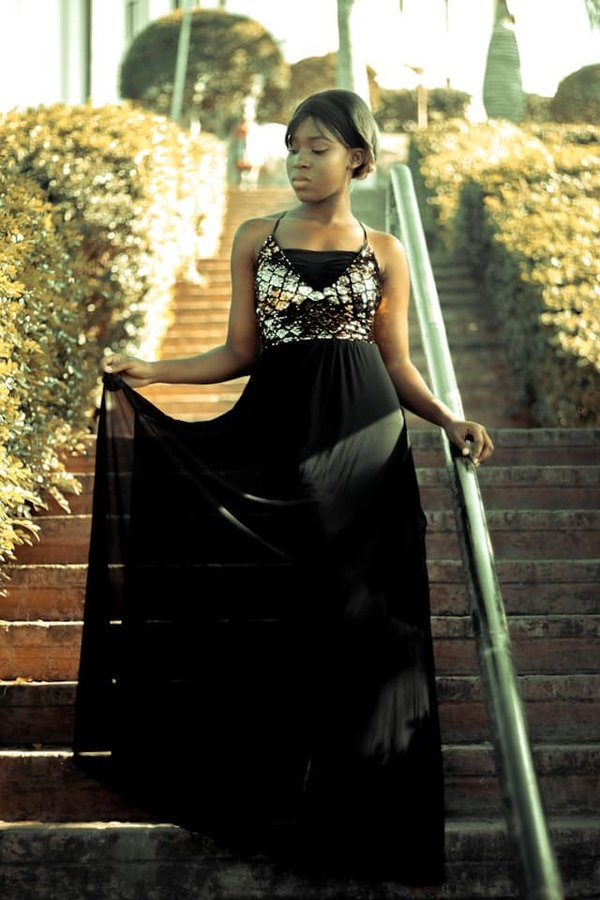 Quelles techniques de nouage de foulard pour sublimer une tenue de soirée estivale ?