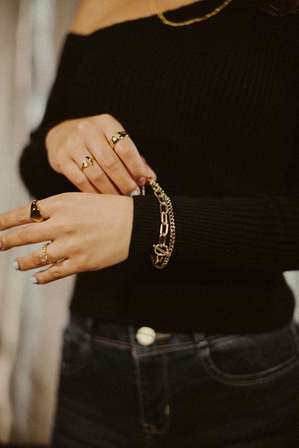 Le guide complet pour marier des bijoux art déco à une robe de soirée contemporaine